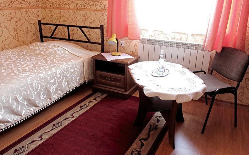 Hotel Mily Кросно Экстерьер фото