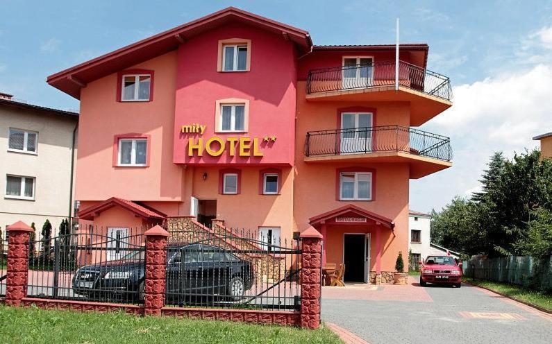 Hotel Mily Кросно Экстерьер фото