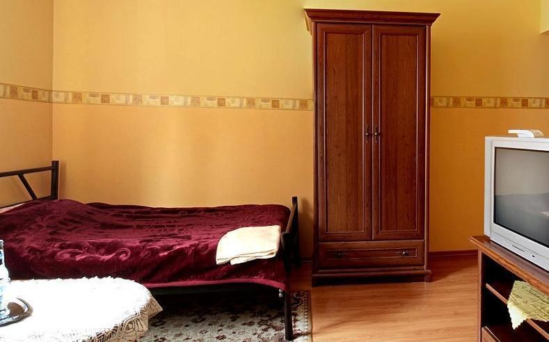 Hotel Mily Кросно Экстерьер фото